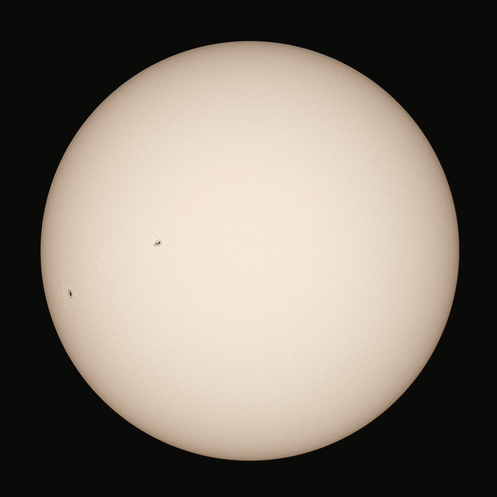 Weißlichtaufnahme der Sonne vom 8. Mai 2019, Matúš Motlo. Sonnenfleckengruppen 2740 und 2741. Nicht mit einem hier angebotenen Teleskop fotografiert.